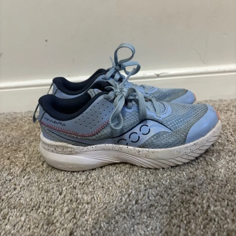 Girls Saucony Kinvara 14 Running Sneakers Size 13 Light Blue